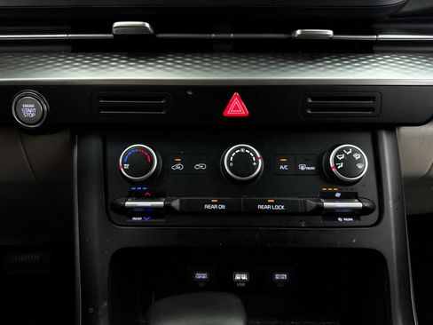 Used 2024 Kia Carnival LX FWD image 23