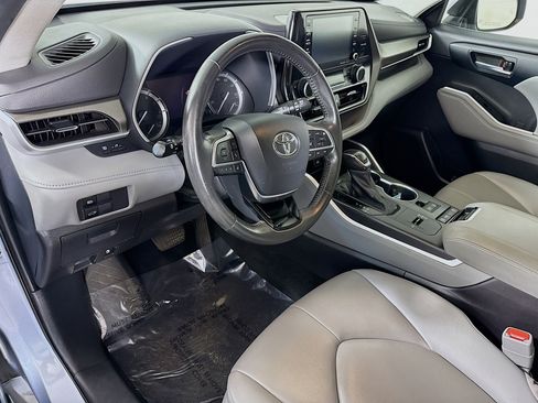 Used 2021 Toyota Highlander XLE image 23