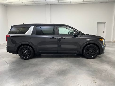 Used 2025 Kia Carnival FWD image 10