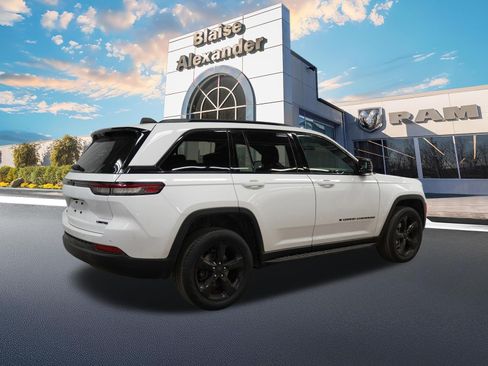 Used 2024 Jeep Grand Cherokee Limited w/ Luxury Tech Group II AWD/4WD image 3