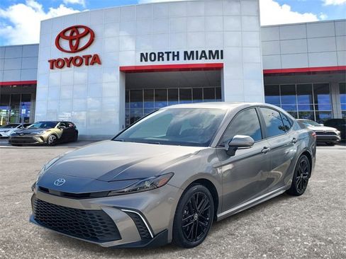 Used 2025 Toyota Camry SE image 2