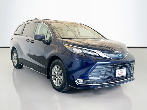 Used 2024 Toyota Sienna XLE FWD image 3