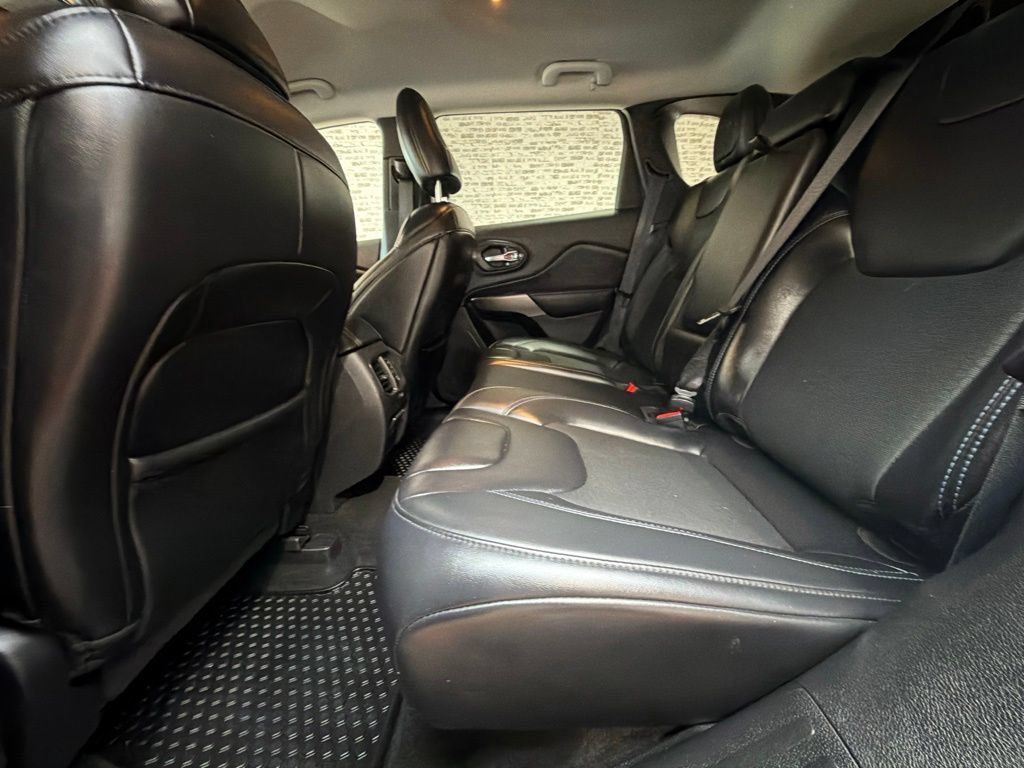 Used 2019 Jeep Cherokee Latitude Plus w/ Cold Weather Group AWD/4WD image 14