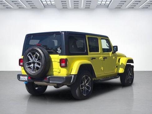Used 2024 Jeep Wrangler Unlimited w/ Convenience Group AWD/4WD image 4