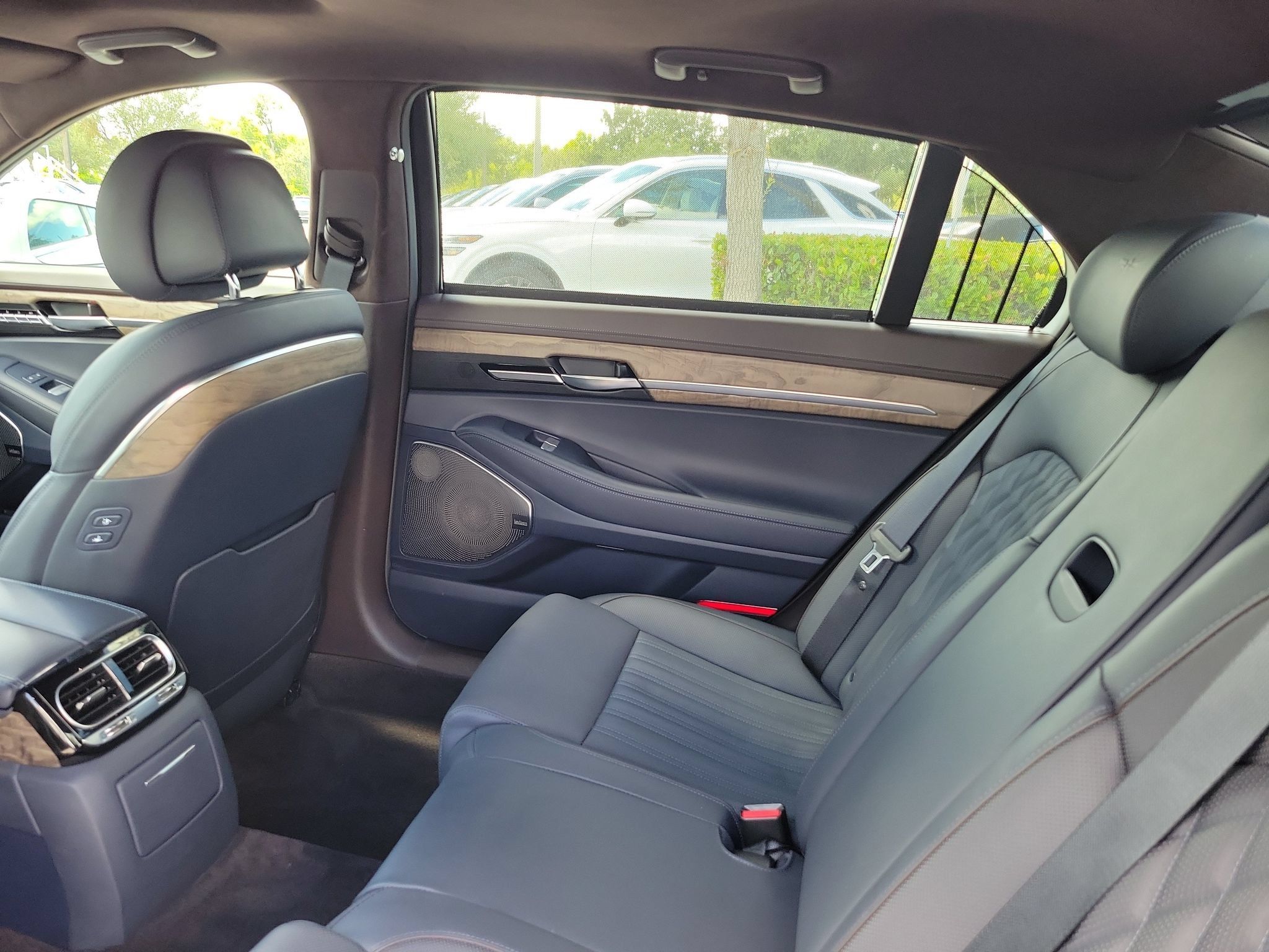 Used 2020 Genesis G90 3.3T Premium RWD image 12