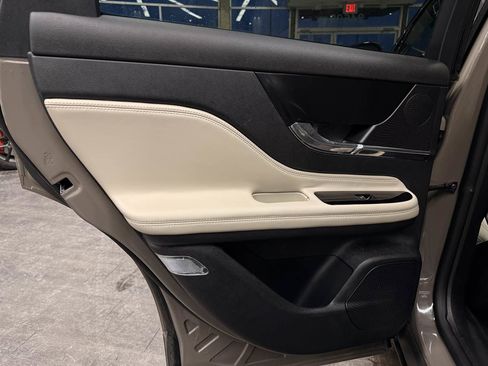 Used 2025 Lincoln Corsair AWD w/ Equipment Group 101A image 23