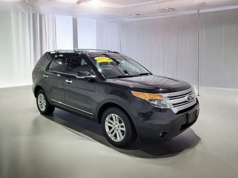 Used 2014 Ford Explorer XLT w/ Equipment Group 202A image 2