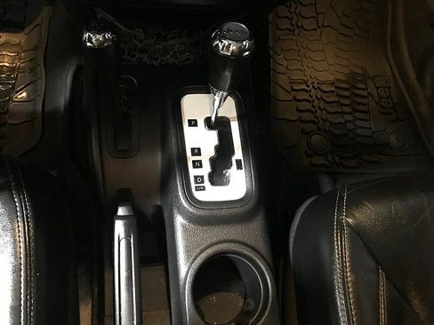 Used 2014 Jeep Wrangler Unlimited Sahara image 29