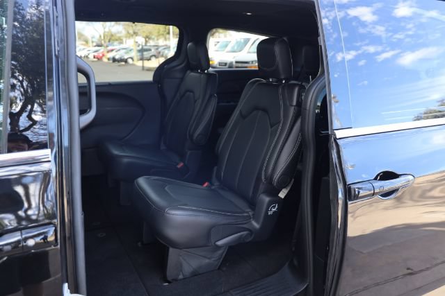 Used 2026 Chrysler Pacifica Select FWD image 19