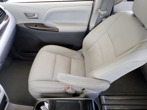 Used 2015 Toyota Sienna XLE image 19