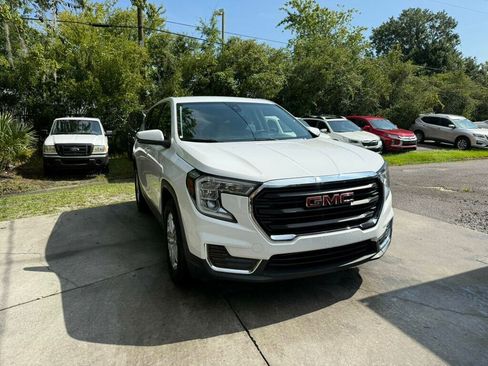 Used 2024 GMC Terrain SLE image 1