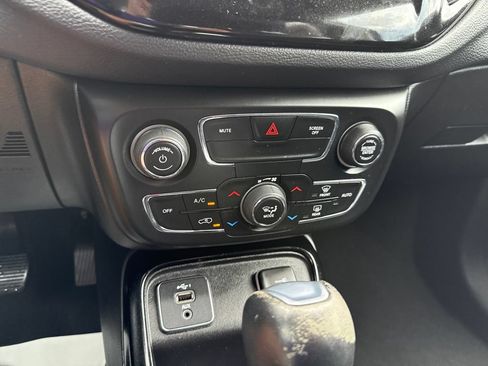 Used 2021 Jeep Compass Latitude FWD image 17