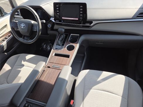 Used 2024 Toyota Sienna LE AWD/4WD image 26