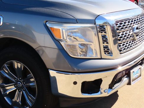 Used 2017 Nissan Titan SV image 6
