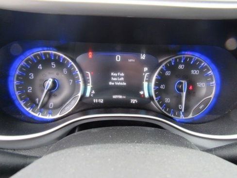 Used 2023 Chrysler Pacifica Touring FWD image 13