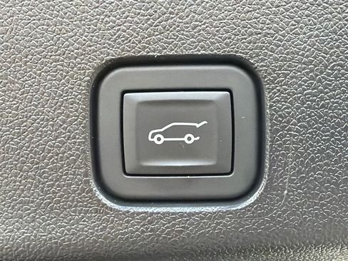 Used 2025 Chevrolet Traverse RS FWD image 19