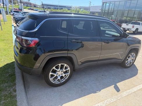 Used 2022 Jeep Compass Latitude image 2