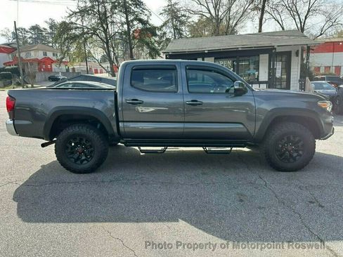 Used 2019 Toyota Tacoma TRD Off-Road AWD/4WD image 18