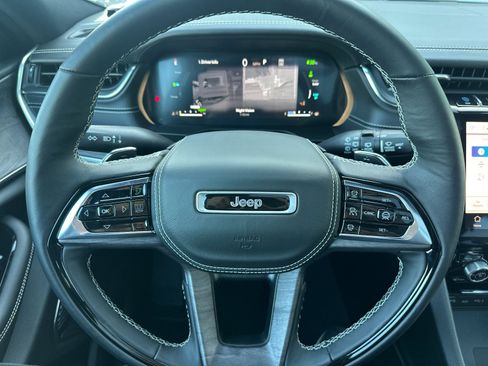 New 2022 Jeep Grand Cherokee Overland w/ Advanced Protech Group III image 24