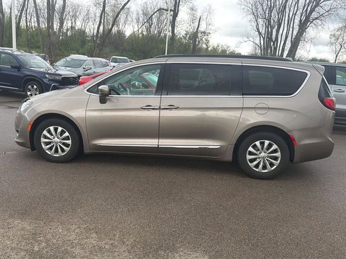 Used 2017 Chrysler Pacifica Touring-L FWD image 2