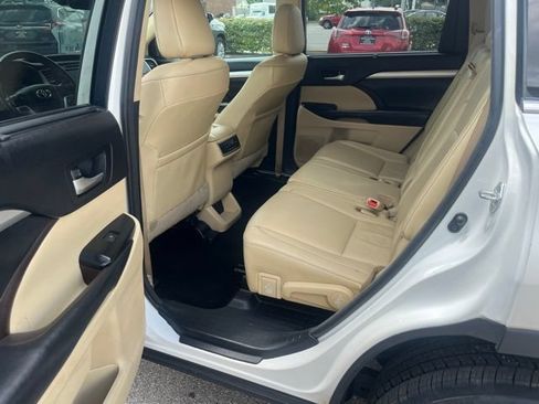Used 2018 Toyota Highlander XLE AWD/4WD image 27