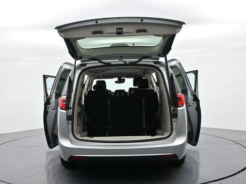 Used 2024 Chrysler Pacifica Touring-L FWD image 25