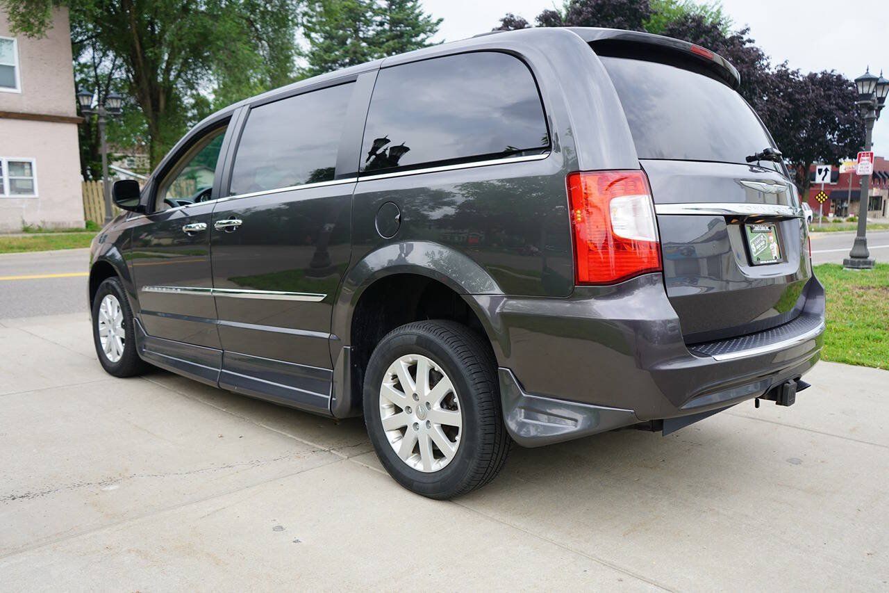 Used 2016 Chrysler Town & Country Touring w/ Driver Convenience Group FWD image 9