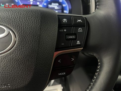 Used 2024 Toyota Crown Limited image 11