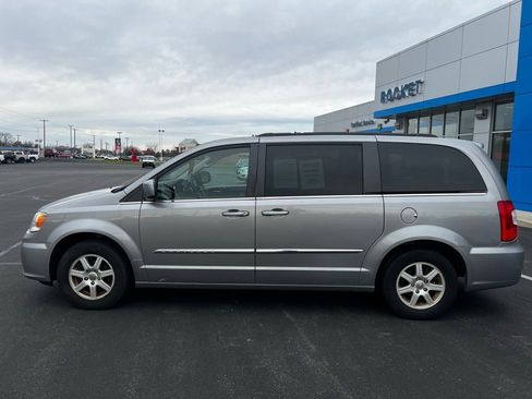 Used 2013 Chrysler Town & Country Touring image 9