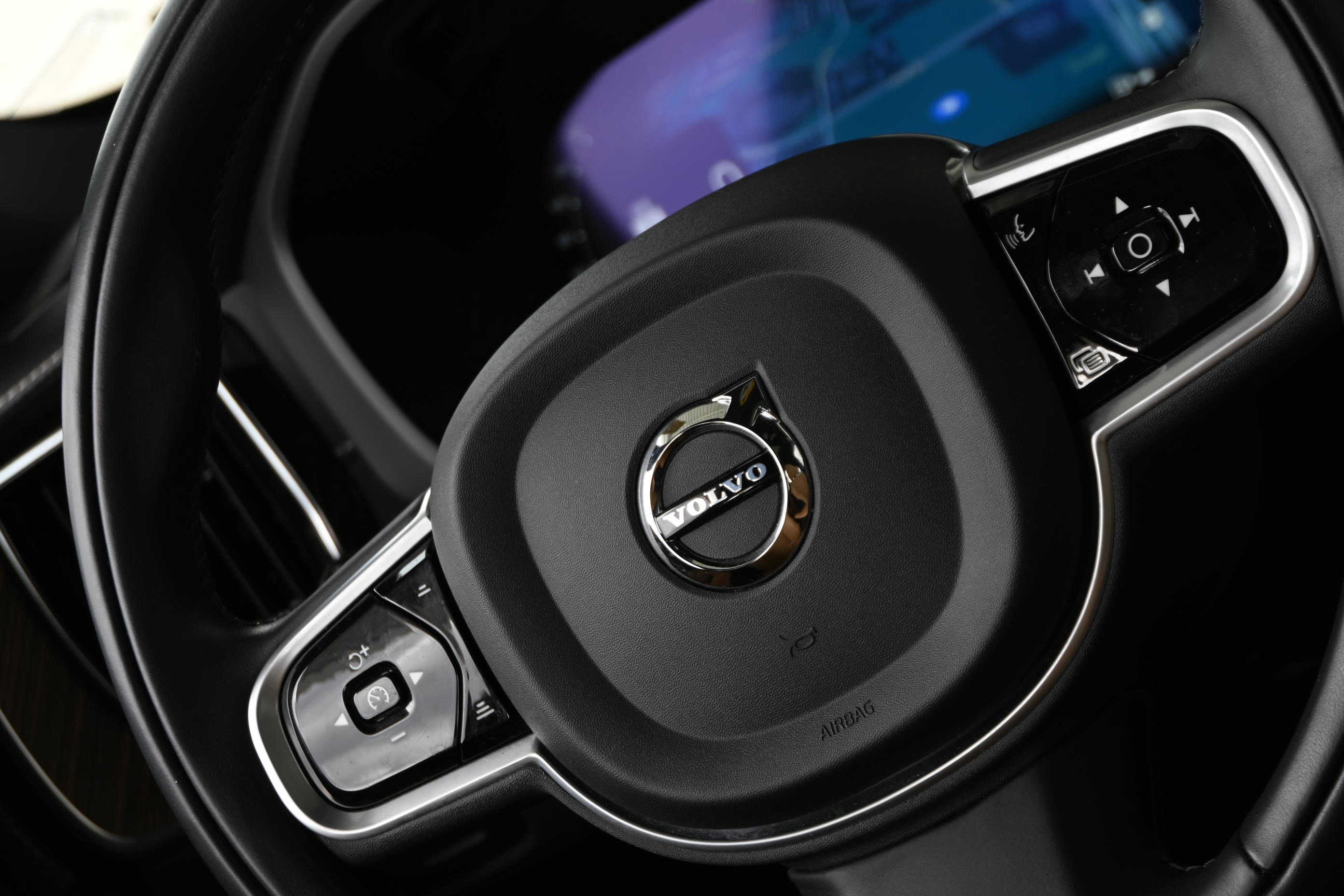 Used 2022 Volvo XC60 B5 Inscription w/ Advanced Package FWD image 24