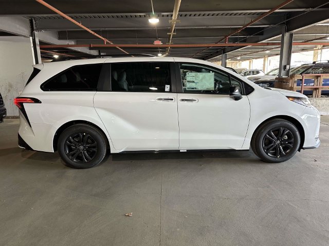 New 2026 Toyota Sienna XSE AWD/4WD image 4