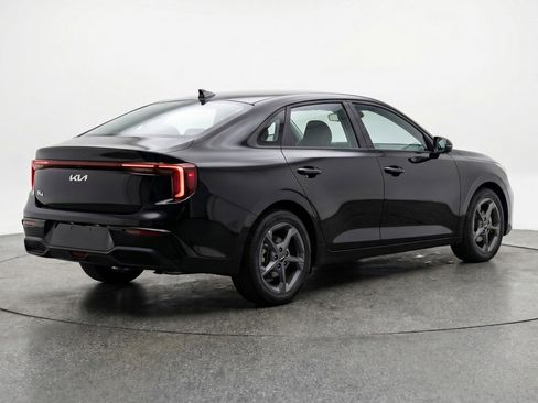 Used 2025 Kia K4 LXS image 9