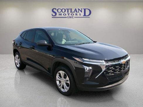 Used 2025 Chevrolet Trax LS FWD image 4
