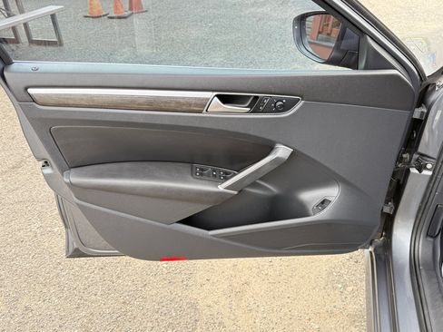 Used 2018 Volkswagen Passat 2.0T SE image 14