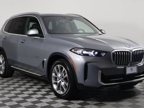 Used 2024 BMW X5 xDrive50e w/ Parking Assistance Package AWD/4WD image 3