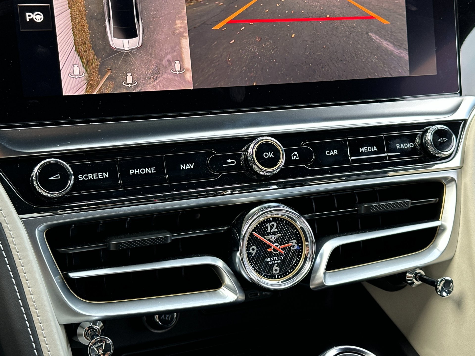 Used 2025 Bentley Flying Spur Plug-In Hybrid AWD/4WD image 23