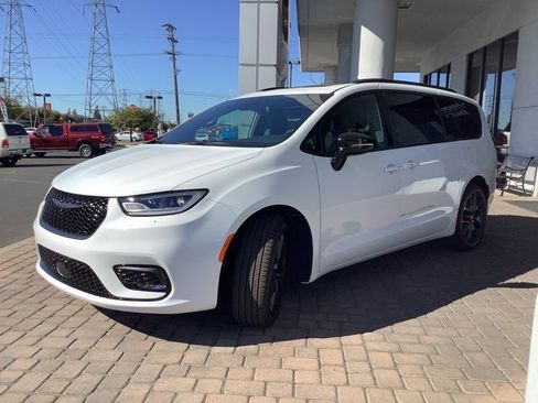 New 2026 Chrysler Pacifica Limited image 5