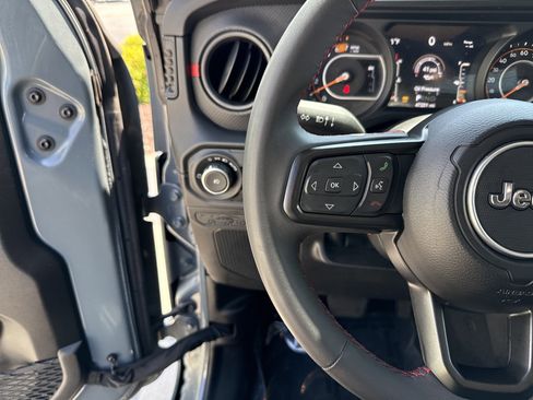Used 2024 Jeep Wrangler Unlimited Rubicon AWD/4WD image 19