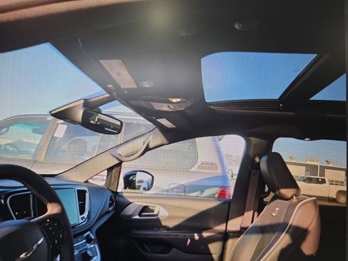 Used 2025 Chrysler Pacifica Limited image 8