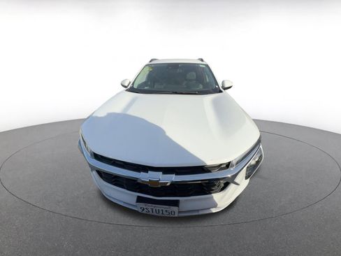 Used 2025 Chevrolet Trax LT w/ LT Convenience Package image 2