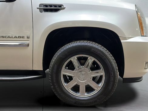 Used 2007 Cadillac Escalade AWD w/ Climate Package image 2