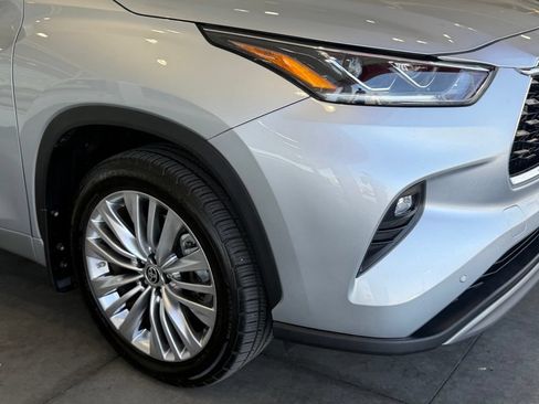 Used 2023 Toyota Highlander Platinum FWD image 8