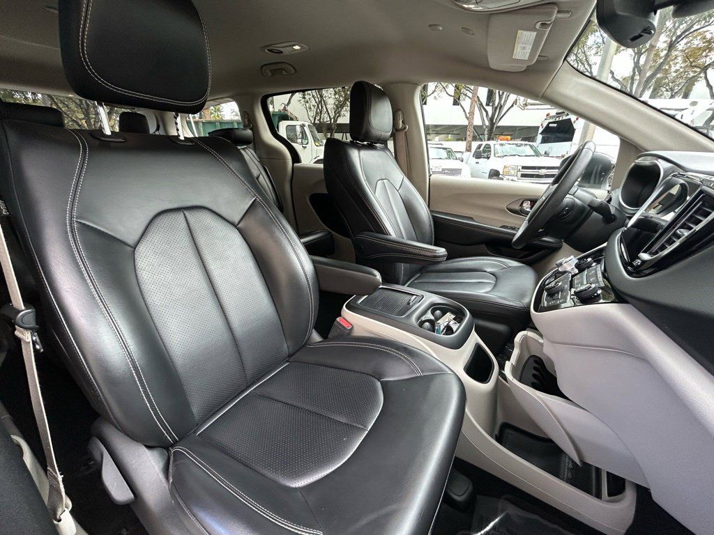 Used 2023 Chrysler Pacifica Touring-L FWD image 30