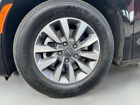 Used 2024 Chrysler Pacifica Limited FWD image 33