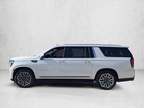 Used 2023 GMC Yukon XL Denali Ultimate AWD/4WD image 5