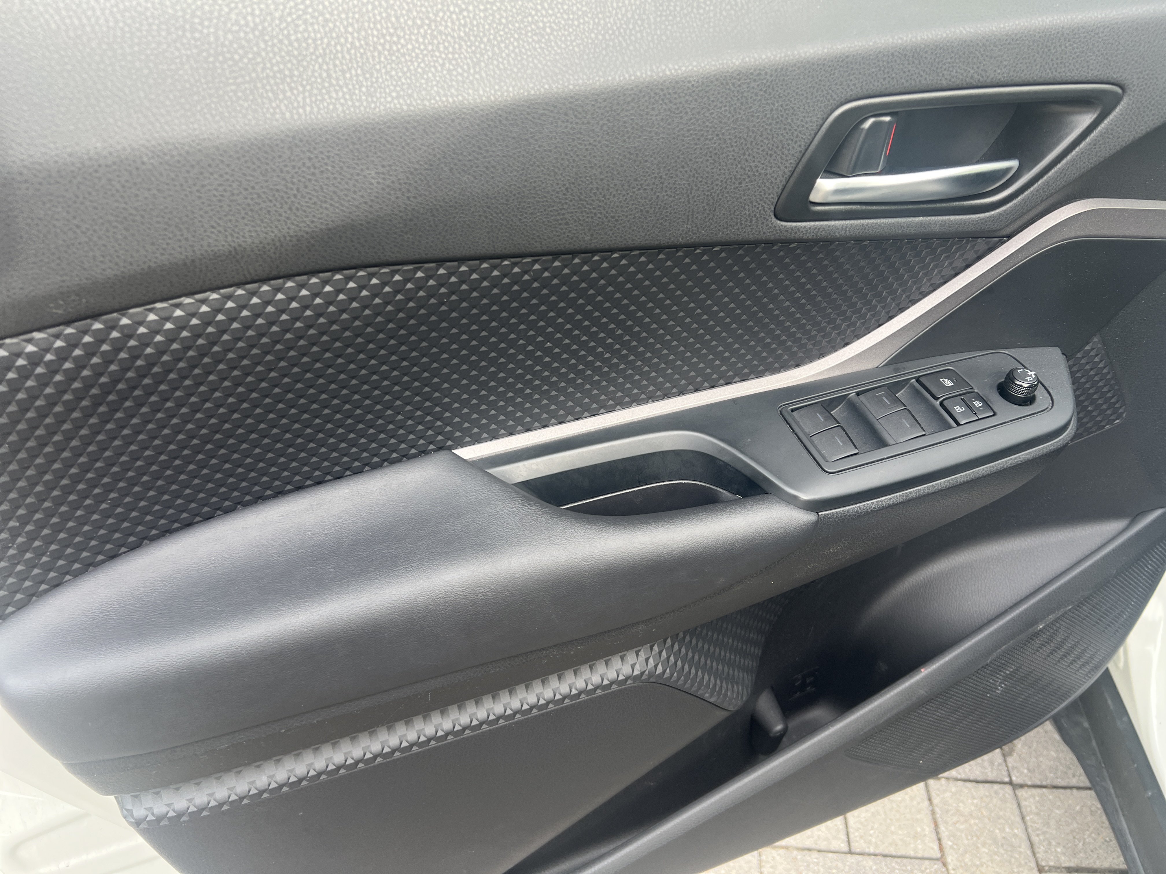 Used 2020 Toyota C-HR LE FWD image 11