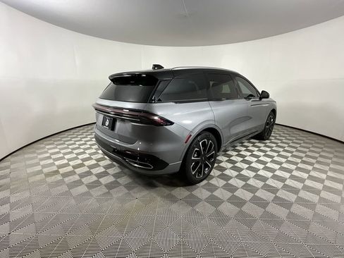 Used 2025 Lincoln Nautilus Reserve image 4