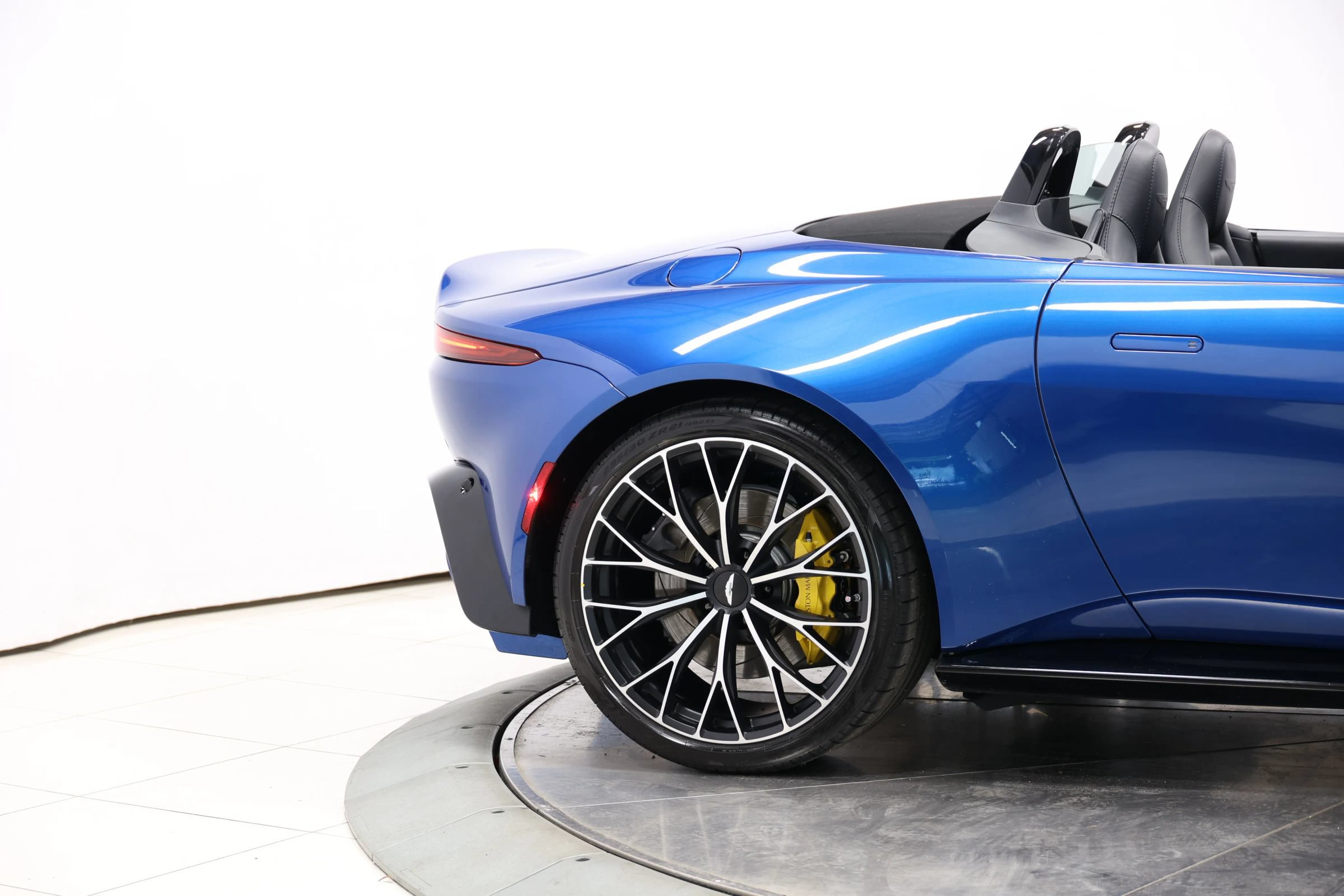 Used 2023 Aston Martin V8 Vantage Roadster RWD image 56