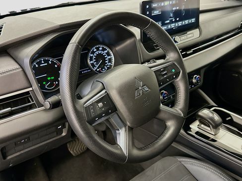 Used 2025 Mitsubishi Outlander SE image 18