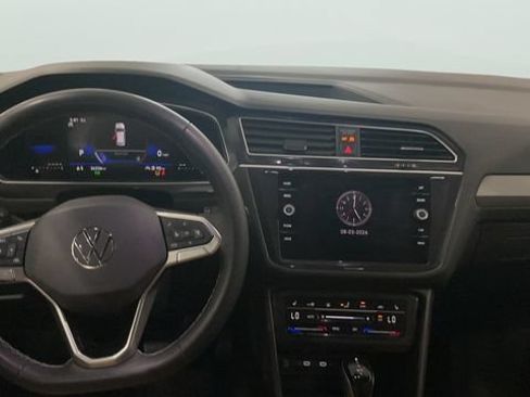 Certified 2024 Volkswagen Tiguan SE w/ Panoramic Sunroof Package AWD/4WD image 10